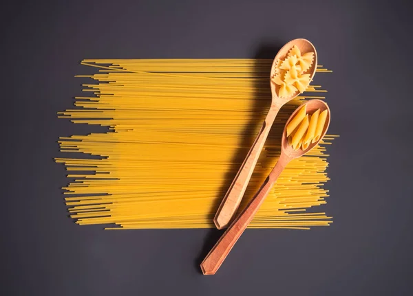 Rohe Pasta Auf Dunklem Hintergrund — Stockfoto