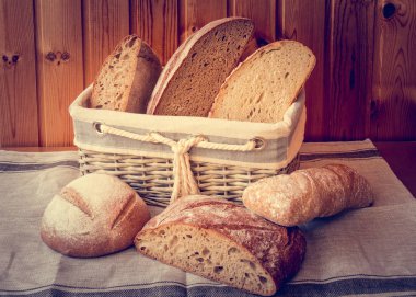 Hasır sepet farklı ekmek ile. Tonlu görüntü.