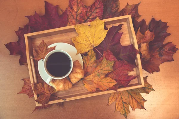 Taza Café Croissants Hojas Arce Otoño Sobre Mesa Madera — Foto de Stock