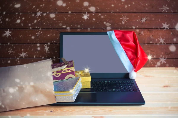 Otwarty Laptop Red Hat Santa Claus Rogu Wyświetlacza Torba Zakupy — Zdjęcie stockowe