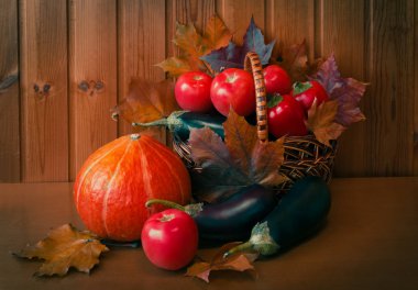 Taze sebze sepeti ve yakın duvar panoları üzerinden karşı ahşap tablo