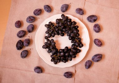 Siyah üzüm plaka ve Erik yakınındaki. Üstten görünüm.