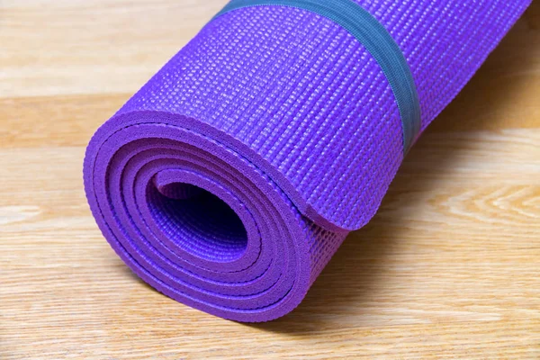 Yoga mat ahşap zemin üzerinde. Seçici odak.