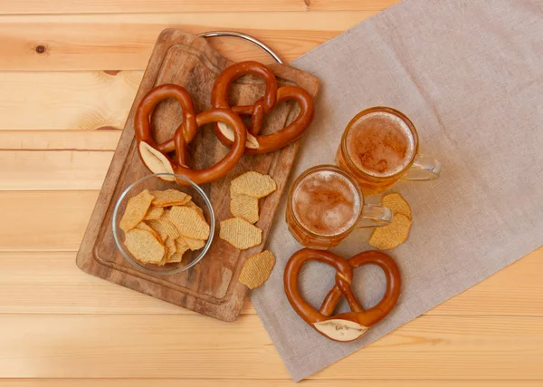 Tazze Birra Patatine Pretzel Sul Tavolo Legno Vista Dall Alto — Foto Stock