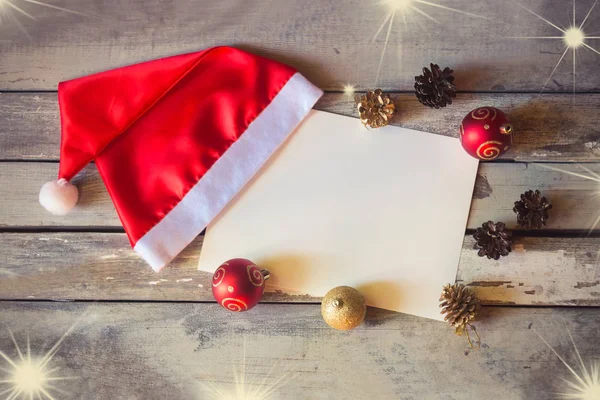 Tarjeta Navidad Con Sombrero Santa Decoraciones Navidad Sobre Fondo Madera —  Fotos de Stock