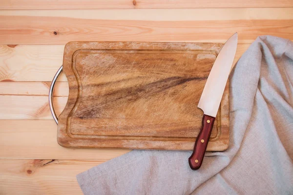Schneidebrett Messer Und Serviette Auf Holzgrund Ansicht Von Oben — Stockfoto