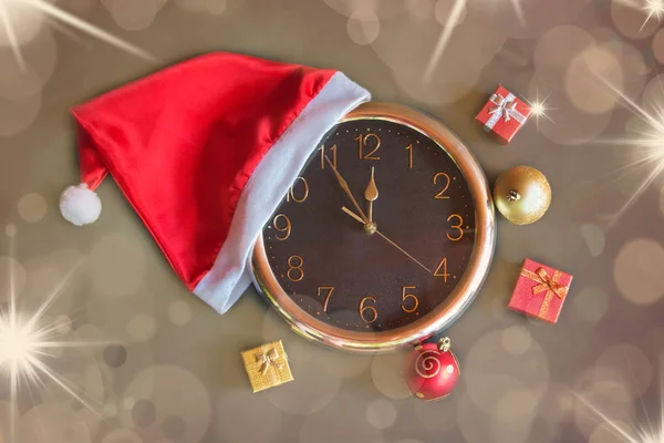 Uhr Weihnachtsmütze Geschenke Und Weihnachtsdekoration Auf Festtagshintergrund — Stockfoto