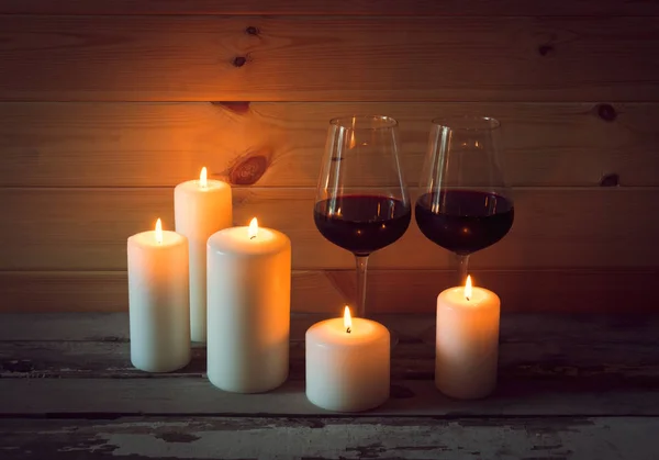 Copos Vinho Tinto Com Velas Sobre Fundo Madeira — Fotografia de Stock