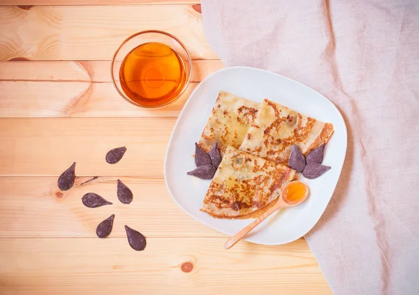 Ev yapımı kek bal ile. Üstten görünüm.