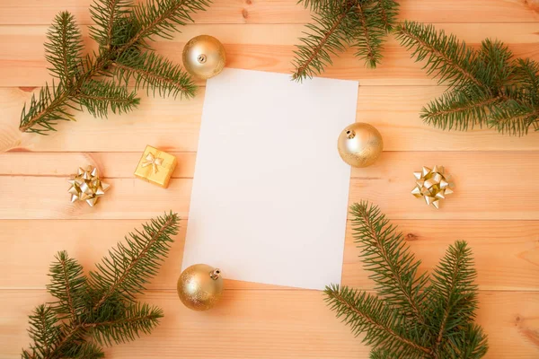 Prázdná Karta Pro Text Zlaté Barevné Vánoční Ozdoby Dárky Jedlové — Stock fotografie