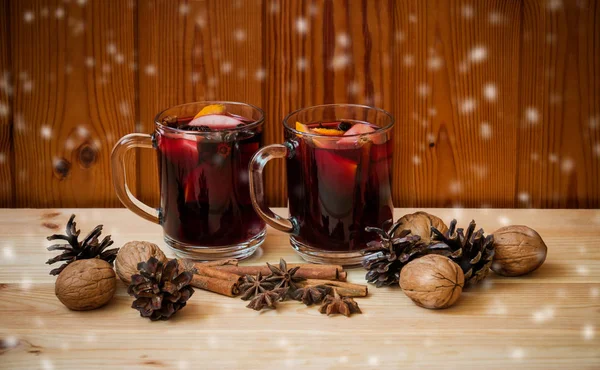 İki kadeh şarap mulled, baharatlar ve ceviz. Seçici odak.