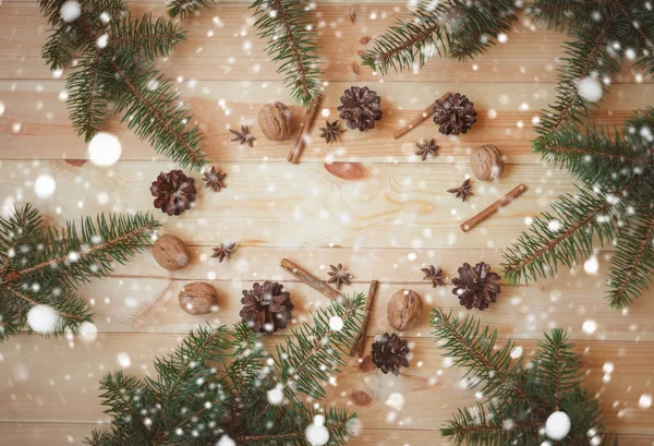 Moldura de Natal feita de ramos de abeto, cones de pinho, especiarias e nozes . — Fotografia de Stock