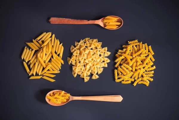 Rohe Nudeln Penne Farfalle Und Fusilli Auf Dunklem Hintergrund — Stockfoto