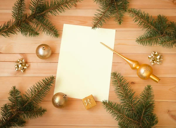 Prázdná Karta Pro Text Zlaté Barevné Vánoční Ozdoby Větve Jedle — Stock fotografie