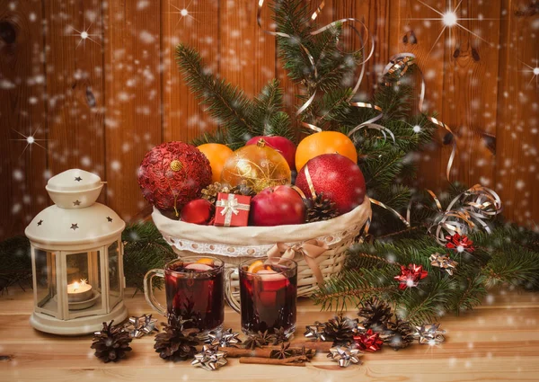 Rieten Mand Met Kerstmis Speelgoed Fruit Glazen Glühwein Lantaarn — Stockfoto