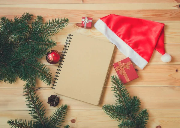 Prázdný Zápisník Větve Jedle Santa Čepice Vánoční Koule Dary Dřevěné — Stock fotografie