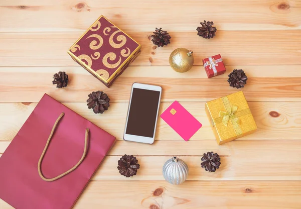 Smartphone Nákupní Tašku Kreditní Kartou Vánoční Dekorace Dárkové Krabice Dřevěné — Stock fotografie