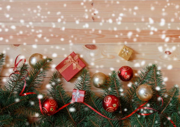 Kerst Rand Gemaakt Van Spar Takken Decoraties Cadeaus Bovenaanzicht Kopie — Stockfoto