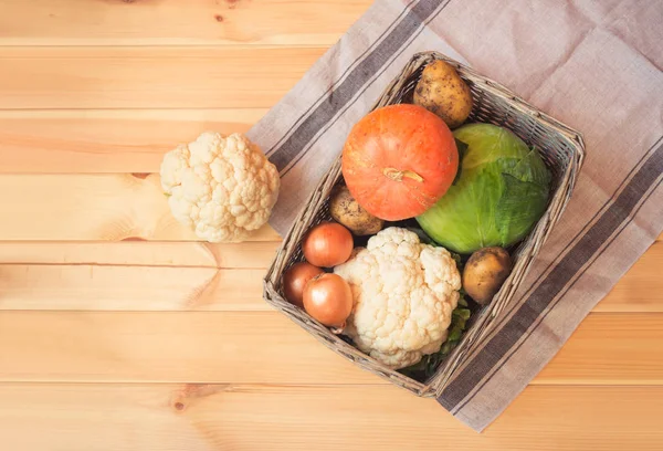 Cesta Con Diferentes Verduras Frescas Granja Comida Concepto Alimentación Saludable —  Fotos de Stock