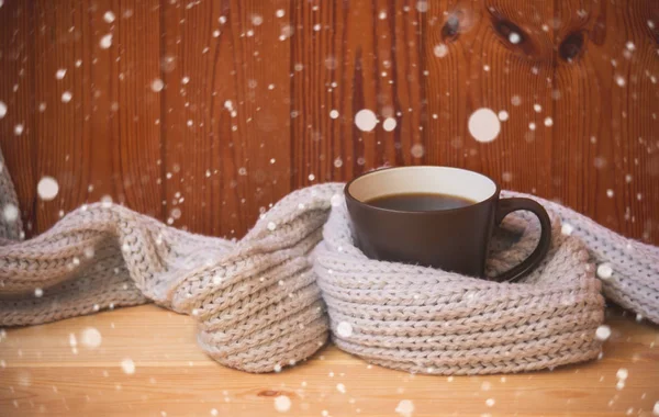 圣诞节和冬天的时间 用围巾包裹的热咖啡杯 使用复制空间查看 — 图库照片