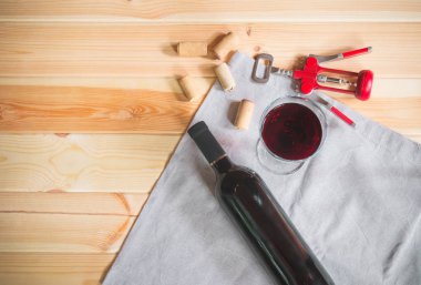 Kırmızı şarap, şarap, şarap mantarlar ve tirbuşon bir şişe bardak 