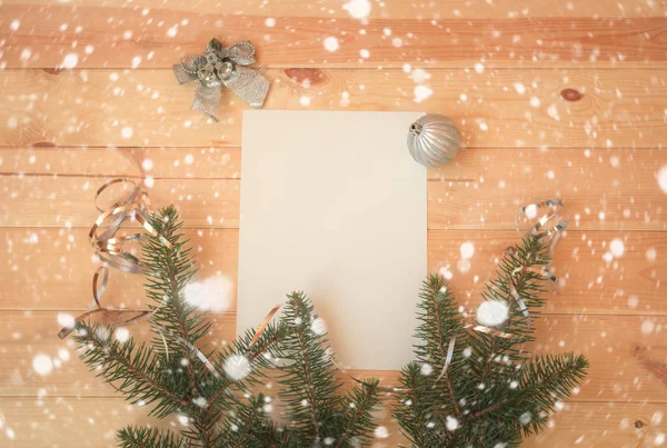 Tarjeta vacía para su texto, ramas de abeto y decoraciones de Navidad de color plata . —  Fotos de Stock