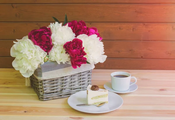 Bellissimi Fiori Peonia Multicolore Cesto Vimini Tazza Caffè Torta Sfondo — Foto Stock