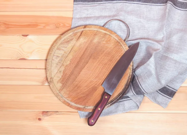 Rundes Schneidebrett Küchenmesser Und Handtuch Auf Holzgrund Ansicht Von Oben — Stockfoto