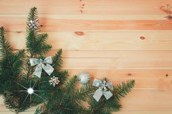 FIR grenar, boll och gåva bågar i form av jul gränsen. — Stockfoto
