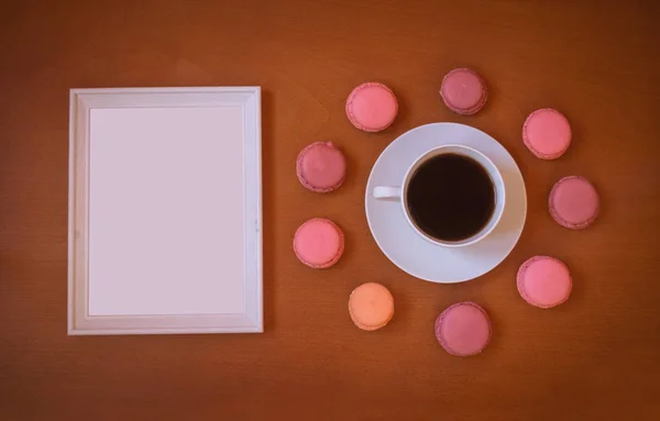 Cornice Bianca Tazza Caffè Con Macaron Colorati Sfondo Legno Vista — Foto Stock