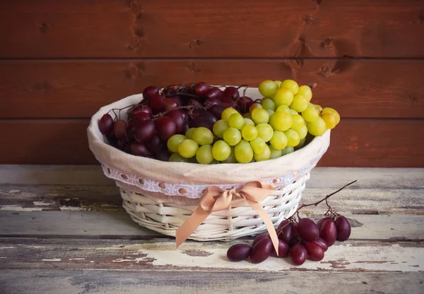 Reife Rote Und Weiße Trauben Weißem Weidenkorb Auf Gereifter Holzoberfläche — Stockfoto