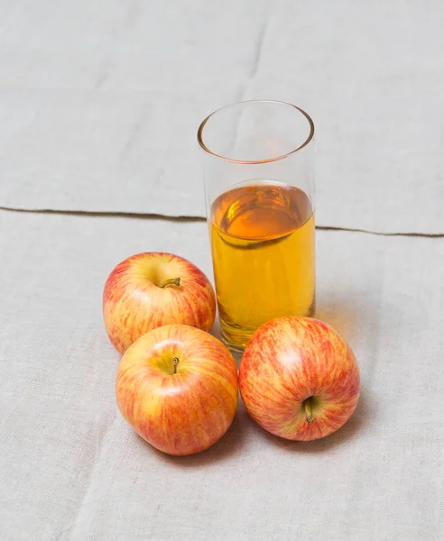 桌上附近的一杯苹果汁和新鲜苹果. — 图库照片
