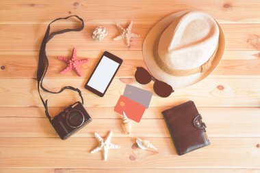 Yaz tatillerini ahşap arka plan üzerinde şeyler kümesi