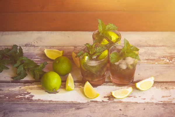 Coquetel de mojito com limão e hortelã na mesa de madeira. Foco seletivo . — Fotografia de Stock