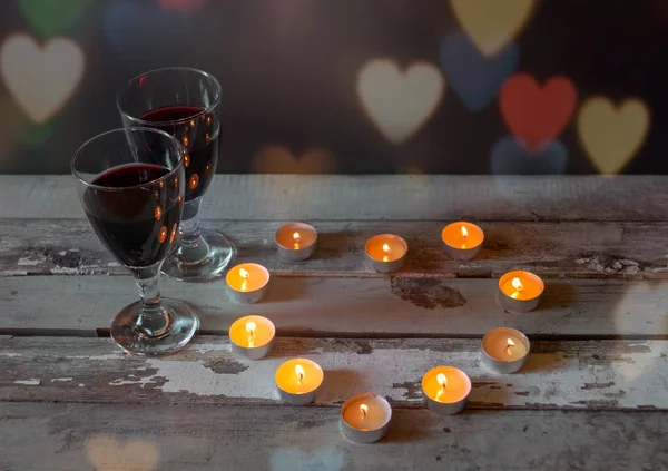 Vasos de vino tinto con velas sobre mesa de madera envejecida. Enfoque selectivo . —  Fotos de Stock