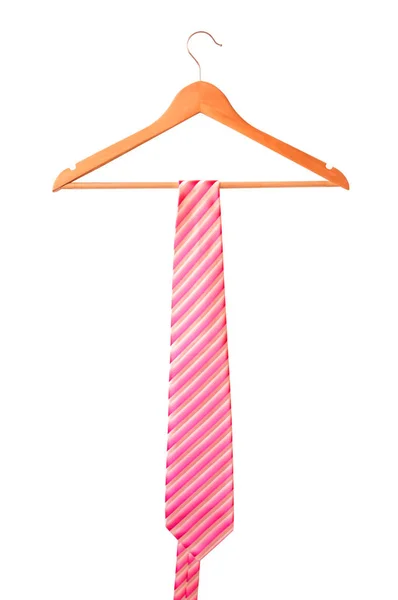 Pembe erkek kravat rafa asılı. Beyaz üzerinde izole