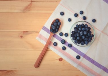 Ahşap masada bilberries. Sağlıklı beslenme konsepti. 
