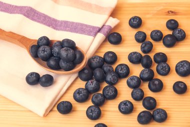 Ahşap bir kaşık ve yakın üzerinde bilberries. Sağlıklı beslenme konsepti.