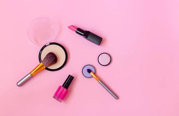 Trucchi cosmetici e pennelli su sfondo rosa . — Foto Stock