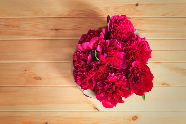 Lindas flores peônias vermelhas em cesta. Vista superior, espaço de cópia . — Fotografia de Stock