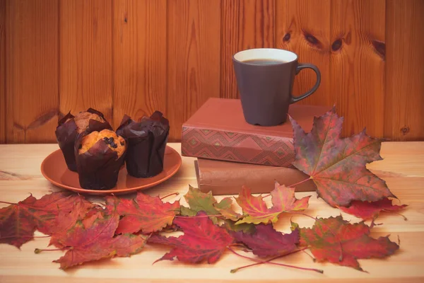 Café, muffins, feuilles d'érable d'automne et pile de livres. Concentration sélective . — Photo