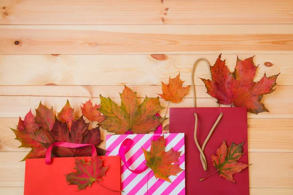 纸袋里五颜六色的秋叶。销售和购物理念. — 图库照片