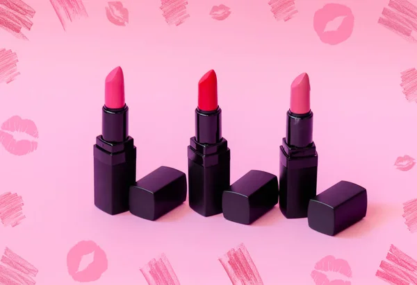 Set schöner Lippenstifte auf rosa Hintergrund — Stockfoto