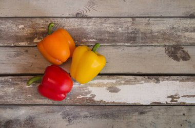 Yaşlı ahşap arka plan taze olgun tatlı biber. Üst görünüm, kopyalama alanı.