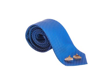 Şık mavi haddelenmiş kravat ve altın renkli manşet bağlantıları beyaz izole