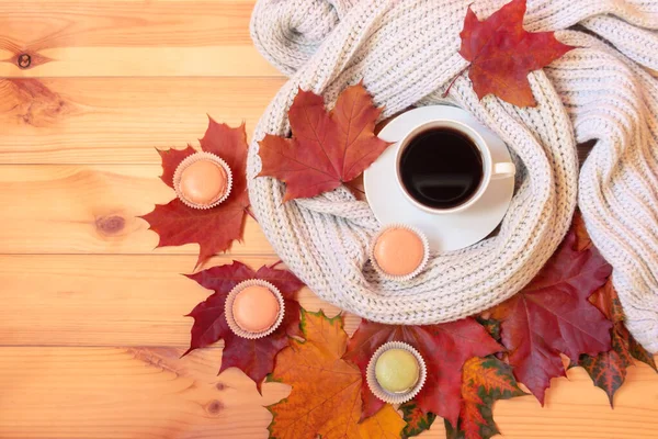一杯热咖啡 裹着围巾 杏仁饼干和五彩缤纷的秋天枫叶 放在木制桌子上 顶部视图 复制空间 — 图库照片