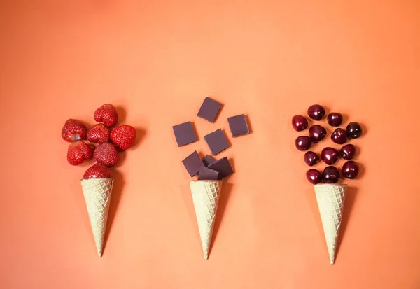 Cones Sorvete Com Morangos Frescos Chocolate Cerejas Fundo Laranja Conceito — Fotografia de Stock