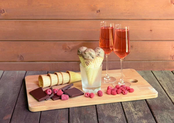 Copos Champanhe Rosa Cones Waffle Com Sorvete Chocolate Vidro Como — Fotografia de Stock