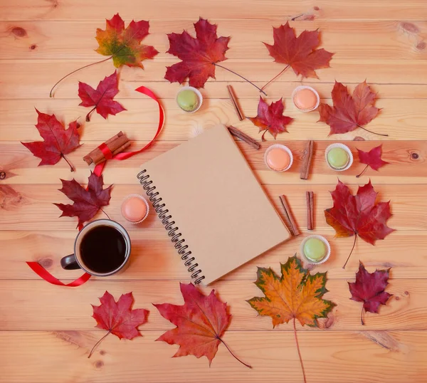 Cuaderno Vacío Taza Café Caliente Hojas Arce Otoño Macarrones Coloridos — Foto de Stock