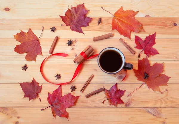 杯子咖啡 秋天枫叶和香料在木制桌子上 顶部视图 — 图库照片
